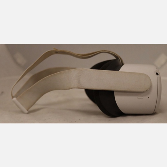 Meta Oculus Quest 2 With Controllers - Picture 4 of 14